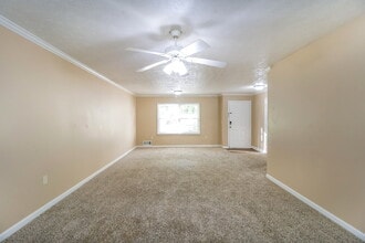 837 Hemingway Rd in Stone Mountain, GA - Building Photo - Building Photo