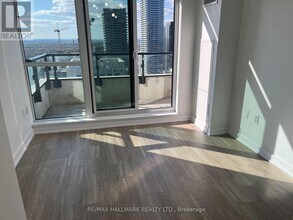 4055-4055 Parkside Village Dr in Mississauga, ON - Building Photo - Building Photo