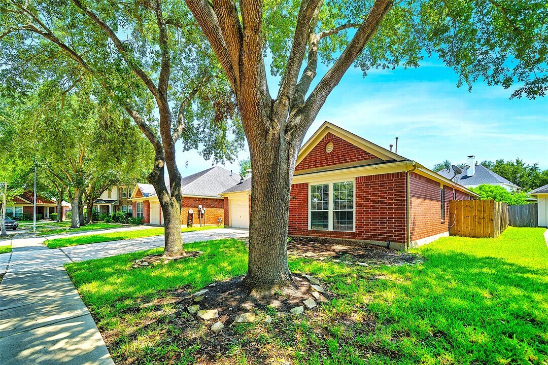 1911 Mound Lake Dr in Richmond, TX - Building Photo