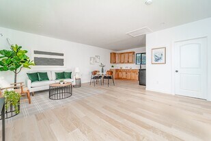 3015 Hillcrest Dr in Los Angeles, CA - Building Photo