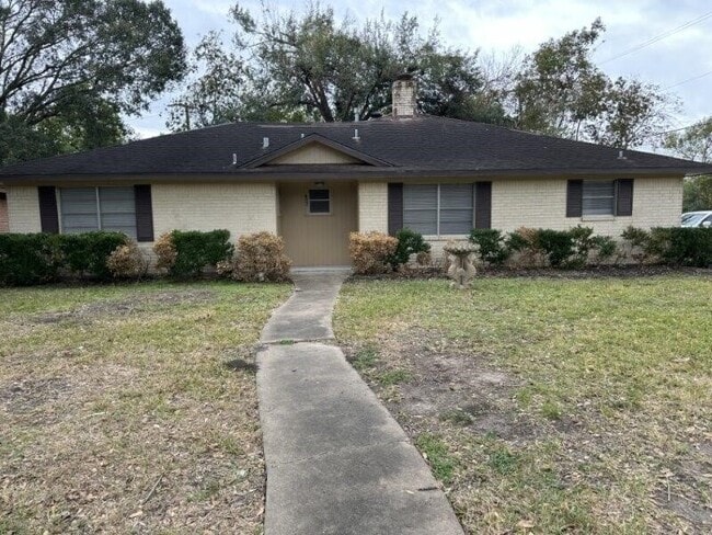 property at 803 Golf Ct