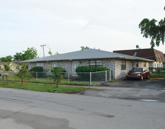 5841 NW 19th St in Fort Lauderdale, FL - Building Photo - Building Photo