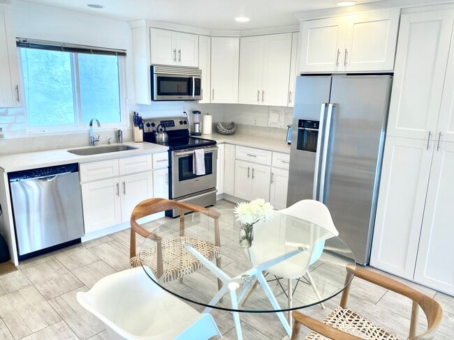 18203 Coastline Dr, Unit 1 in Malibu, CA - Building Photo - Building Photo