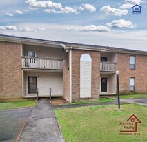 121 Bybee Dr in McMinnville, TN - Building Photo