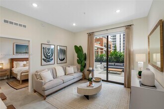 16395 Biscayne Blvd in North Miami Beach, FL - Foto de edificio - Building Photo