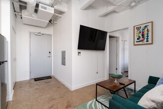 1049 W Lawrence Ave in Chicago, IL - Building Photo - Building Photo