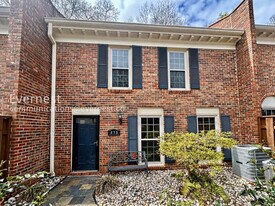 438 The North Chace in Atlanta, GA - Building Photo