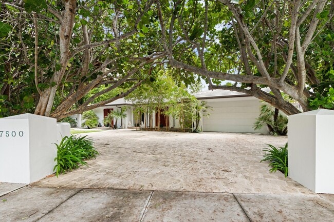 7500 S Flagler Dr in West Palm Beach, FL - Building Photo - Building Photo