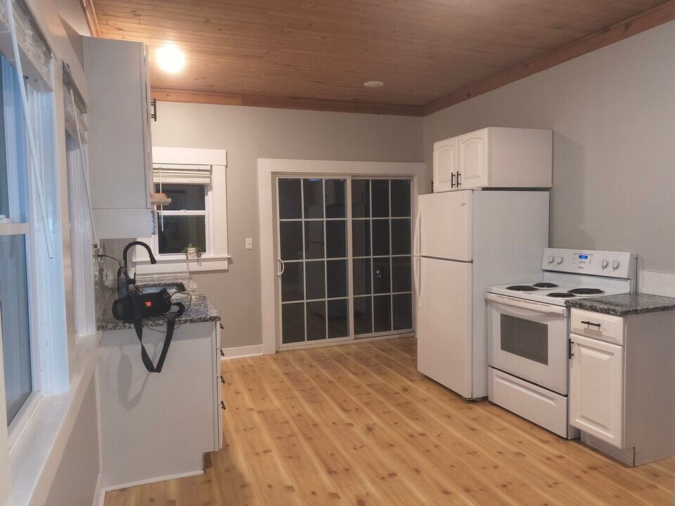 215 S Erie St in Wichita, KS - Building Photo