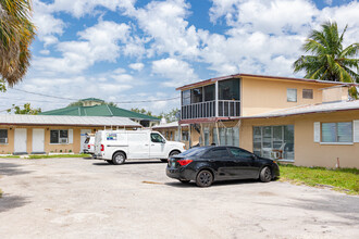 3137 Bayshore Dr in Naples, FL - Foto de edificio - Building Photo