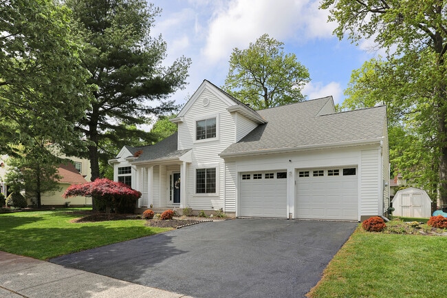 160 Buttonwood Dr in Piscataway, NJ - Foto de edificio - Building Photo