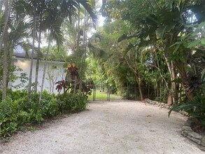 350 Hibiscus Dr in Miami Springs, FL - Building Photo - Building Photo