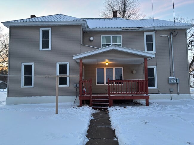 303 Cobban St, Unit Furnished lower 2 bdrm in Chippewa Falls, WI - Building Photo - Building Photo