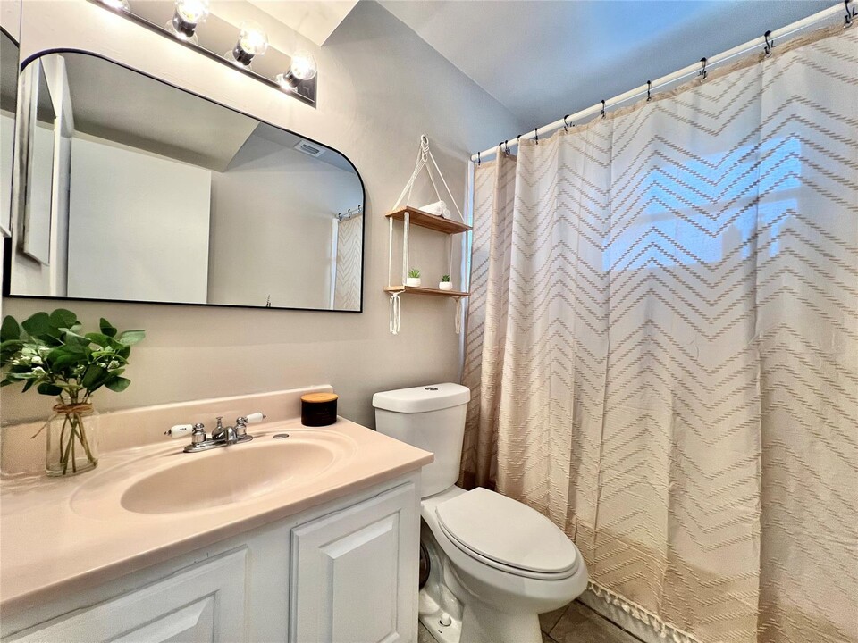 10051 Winding Lake Rd in Sunrise, FL - Building Photo