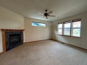1642 NW Hickory Pl in Redmond, OR - Building Photo - Building Photo