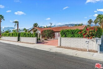 2011 N San Antonio Rd in Palm Springs, CA - Building Photo - Building Photo