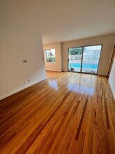 1263 Hayworth Ave, Unit 21 in West Hollywood, CA - Foto de edificio - Building Photo