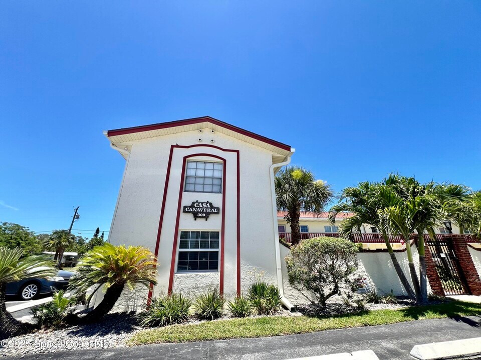 300 Monroe Ave in Cape Canaveral, FL - Building Photo
