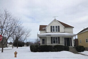 1102 Oakes St in Marinette, WI - Building Photo