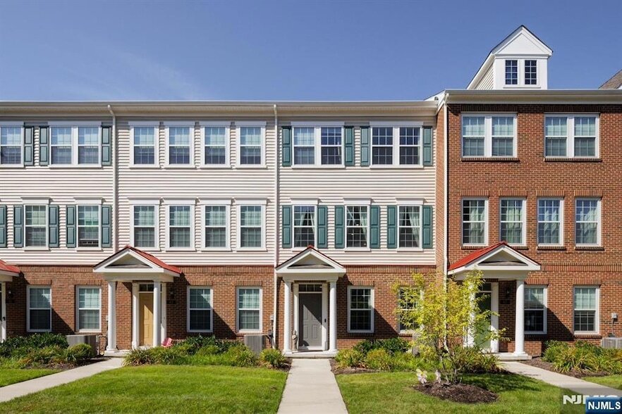 65 Landmark Ln, Unit 905 in Fair Lawn, NJ - Building Photo