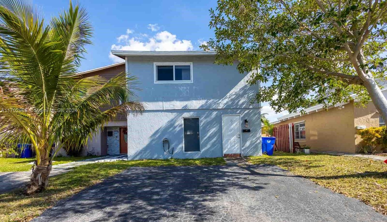 627 SW 79th Terrace in North Lauderdale, FL - Building Photo