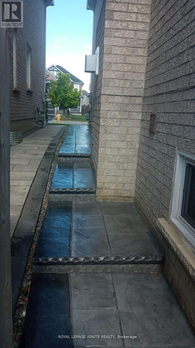 36 Bellinger Dr in Ajax, ON - Building Photo - Building Photo