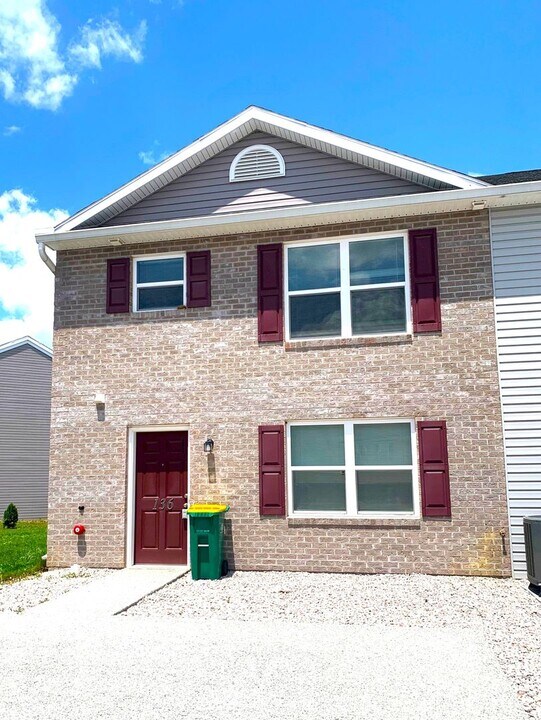 136 Delano Dr in Chambersburg, PA - Building Photo