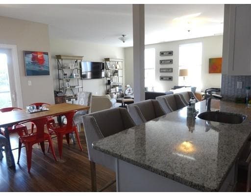 380 W Broadway, Unit 401 in Boston, MA - Building Photo - Building Photo