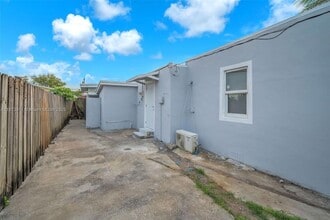 2372 NW 34th St in Miami, FL - Building Photo - Building Photo