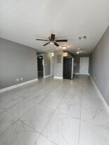 933 W 7th St in Riviera Beach, FL - Building Photo
