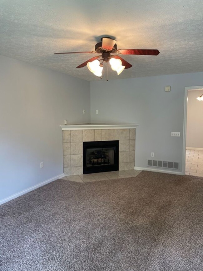 127 Croghan Way in Vine Grove, KY - Foto de edificio - Building Photo