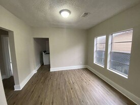 8213 E Erath St in Houston, TX - Building Photo