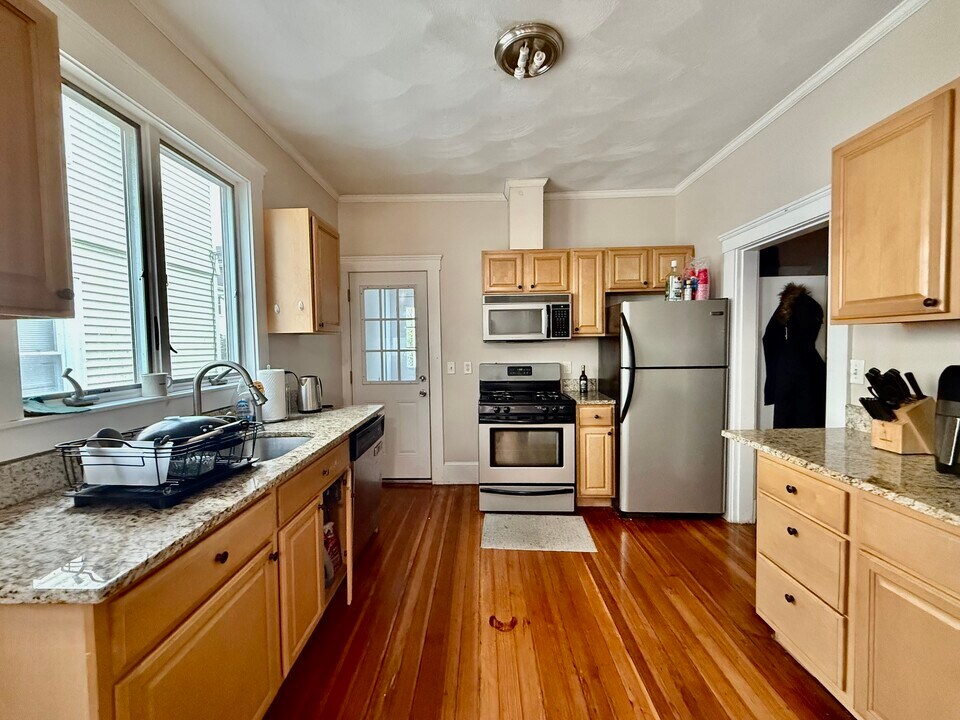 185 Powder House Blvd, Unit 2 in Somerville, MA - Foto de edificio
