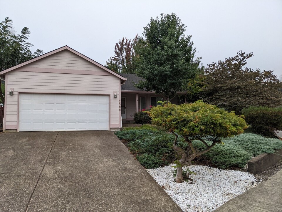 2588 Hoo Doo Dr NW in Salem, OR - Building Photo