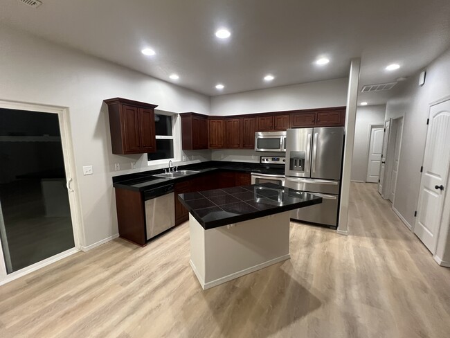 879 SW 14th Plz in Hermiston, OR - Foto de edificio - Building Photo