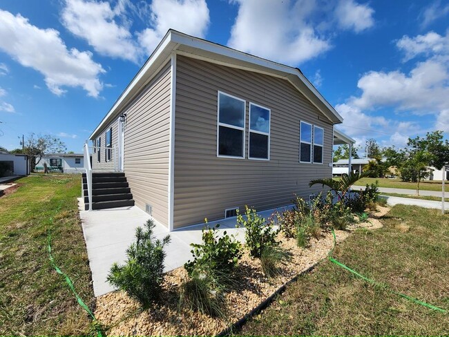 12 Eland Dr in North Fort Myers, FL - Building Photo - Building Photo