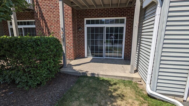 8118 Honeysuckle Ct, Unit 2 Bed / 2 Bath- 1st Floor in Fox Lake, IL - Building Photo - Building Photo