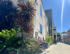 3904 Ruby St, Unit 4 in Oakland, CA - Foto de edificio - Building Photo