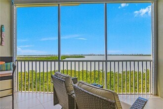 337 Vintage Bay Dr, Unit 28 in Marco Island, FL - Building Photo - Building Photo
