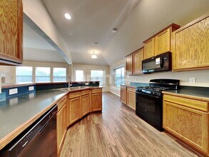 1031 Hollow Creek Dr in Cedar Hill, TX - Foto de edificio - Building Photo
