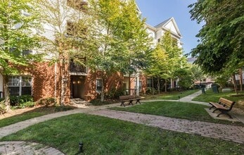 11355 Aristotle Dr in Fairfax, VA - Foto de edificio - Building Photo