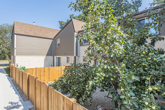 Willowdale Place in Edmonton, AB - Building Photo - Building Photo