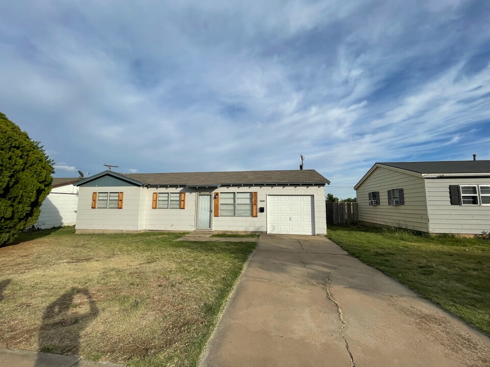 1228 Darby Ave in Pampa, TX - Foto de edificio