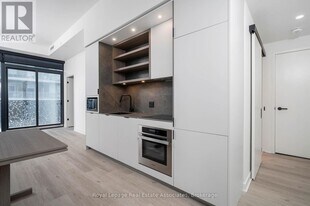 55 Charles St E in Toronto, ON - Building Photo