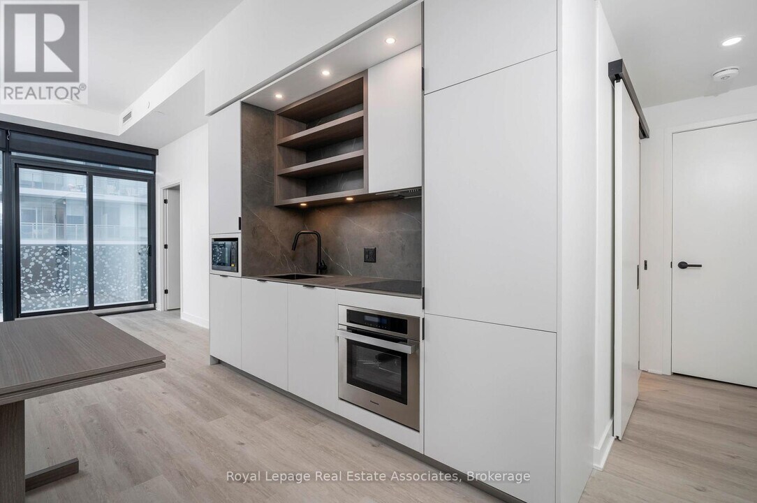 55 Charles St E in Toronto, ON - Building Photo