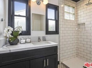 5501 Morella Ave in Los Angeles, CA - Building Photo - Building Photo