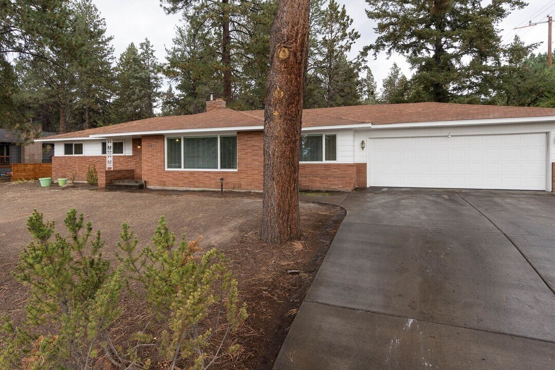 1214 NW Vicksburg Ave in Bend, OR - Building Photo