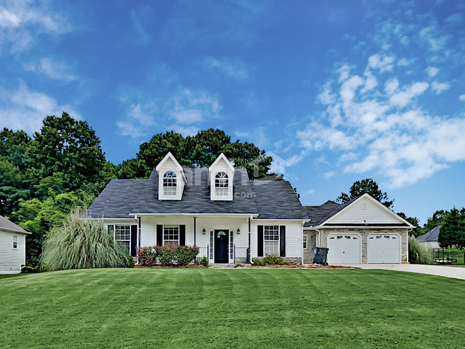 136 Spring Meadows Ave in Dallas, GA - Building Photo