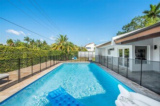 5901 SW 56th Terrace in South Miami, FL - Building Photo - Building Photo