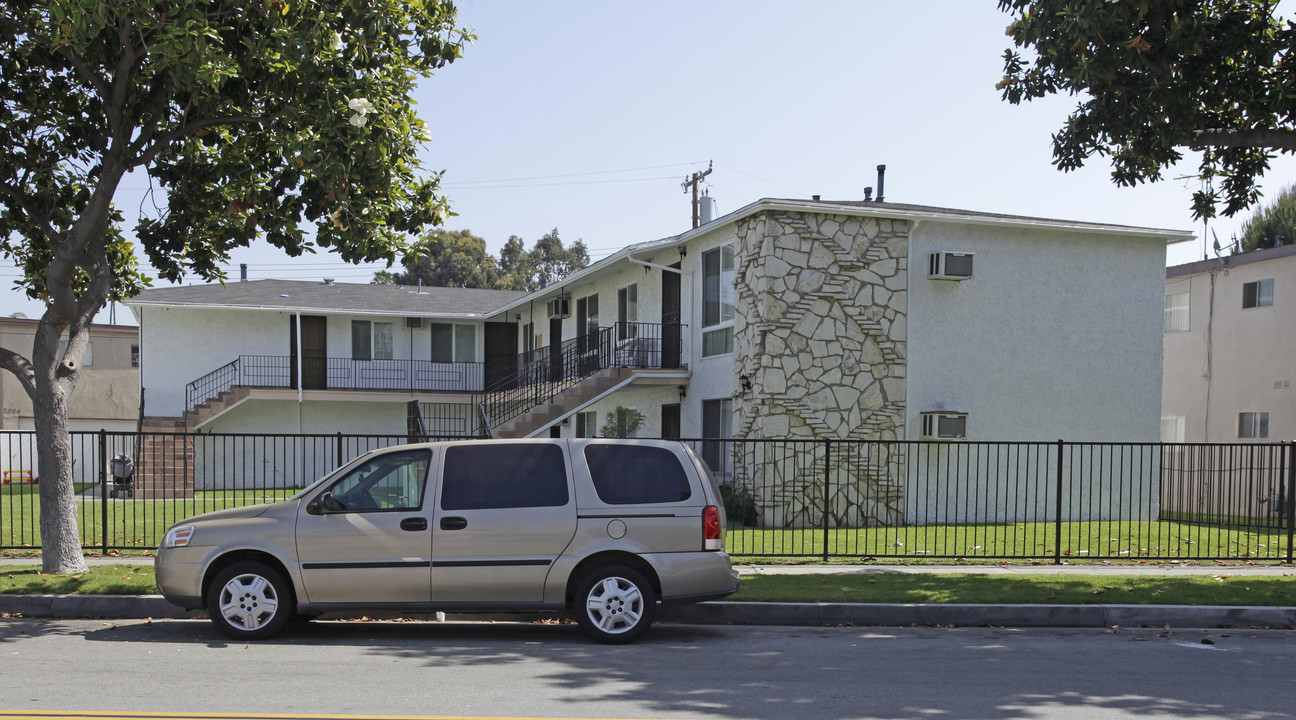 2025 E Wilshire Ave in Fullerton, CA - Building Photo